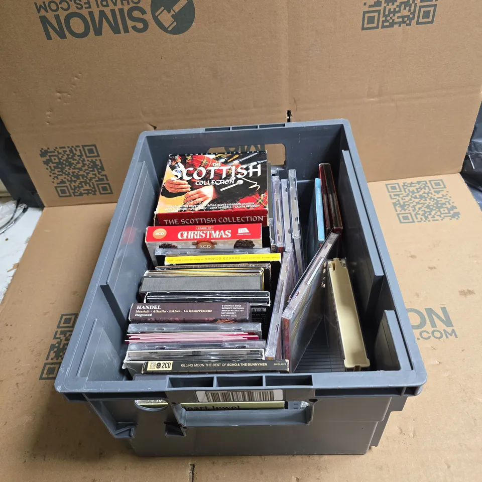 TOTE OF APPROXIMATELY 25 ASSORTED CD'S TO INCLUDE GUNS N ROSES, PINK FLOYD, THE SCOTTISH COLLECTION, STARS OF CHRISTMAS COLLECTION ETC