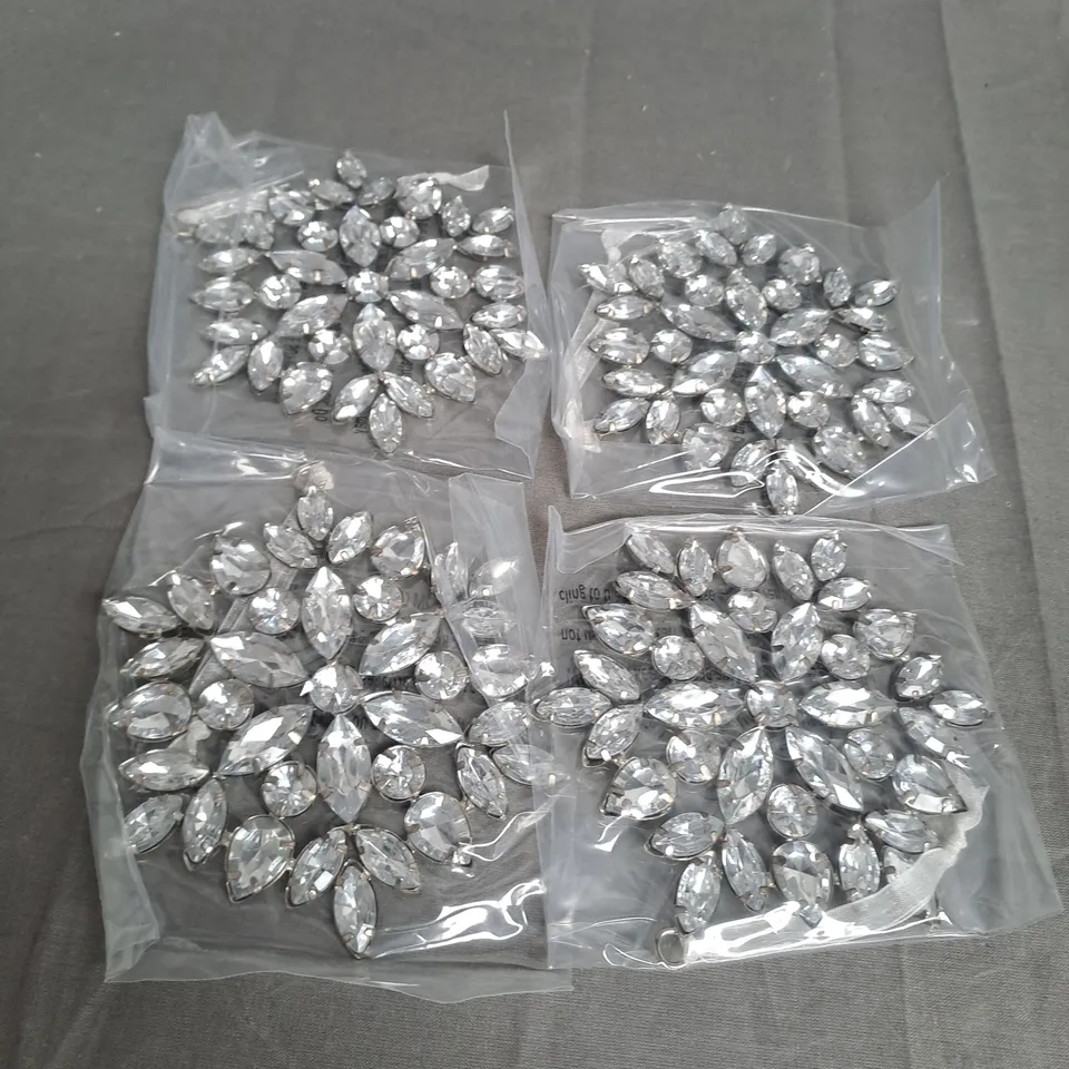 BOX OF 4 HOUSE DECORATIONS 