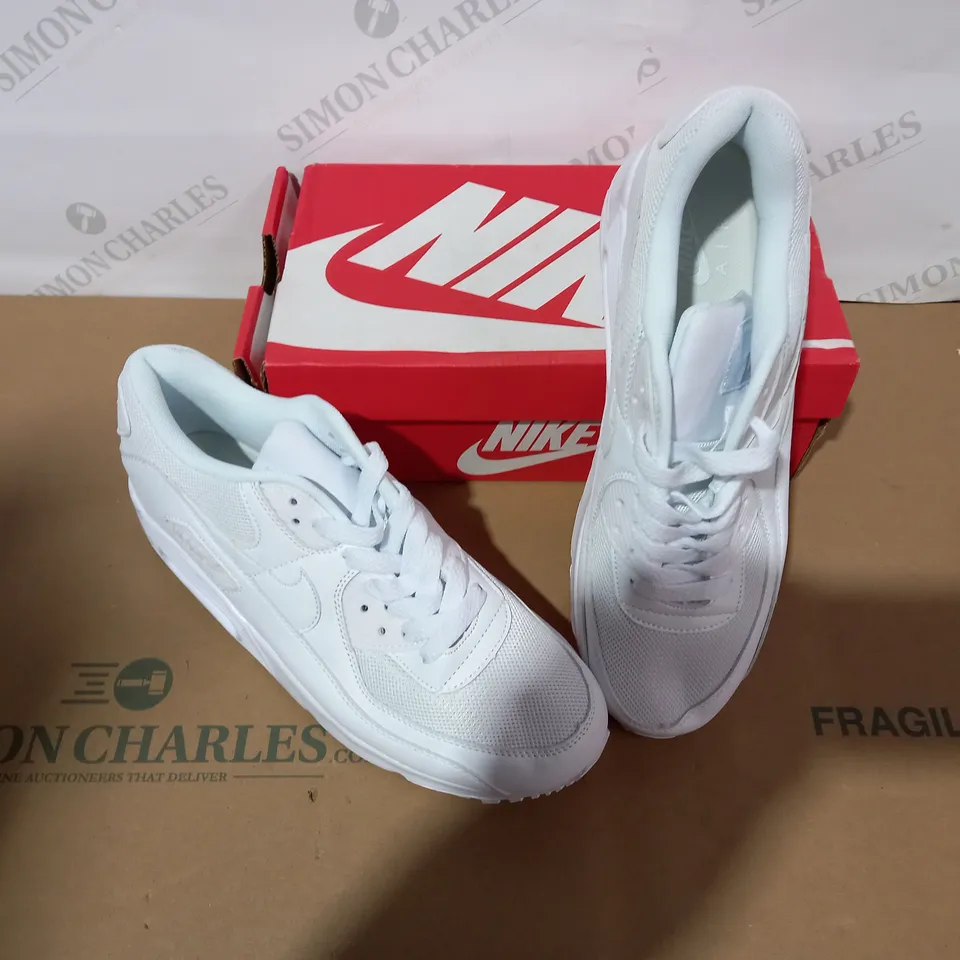 BOXED PAIR OF NIKE WHITE TRAINERS SIZE 9
