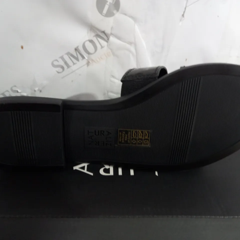 BOXED PAIR OF NATURALIZER SANDALS SIZE 6