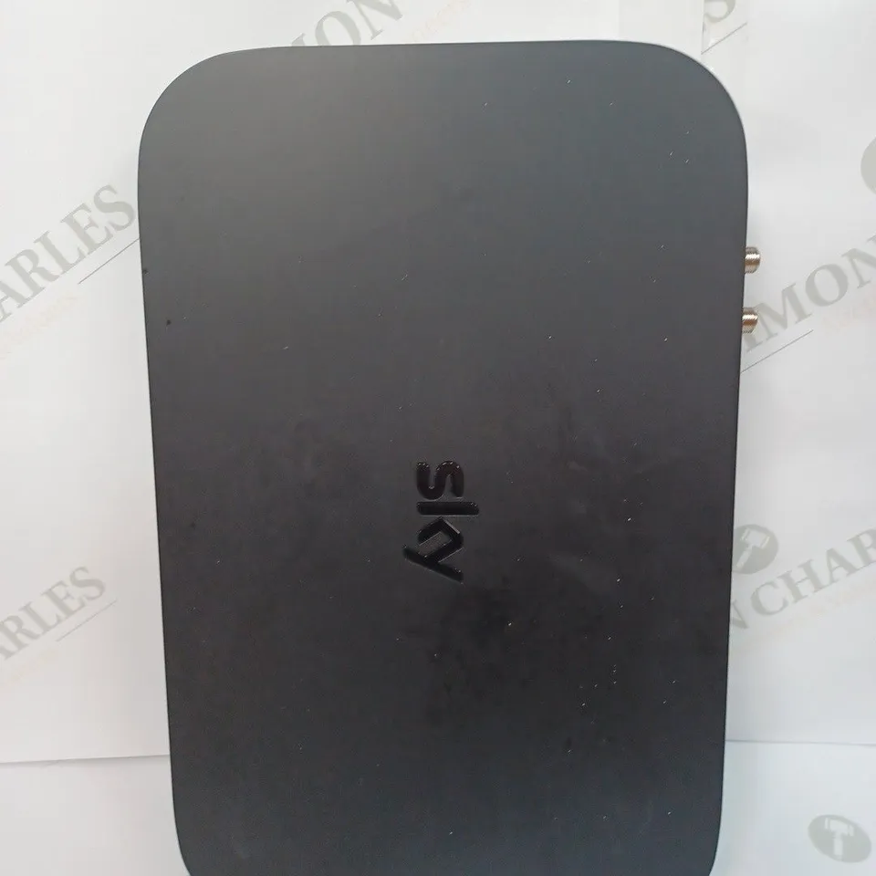 LOT TO CONTAIN A SKY Q BOX - ES340D9 (CABLES NOT PRESENT)