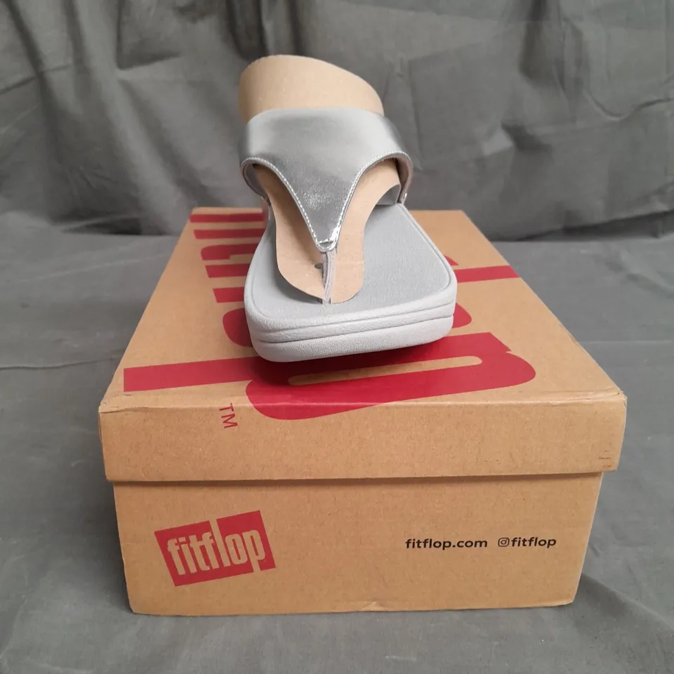 BOXED PAIR OF FITFLOP WOMENS LULU LEATHER TOEPOST SILVER SIZE 8