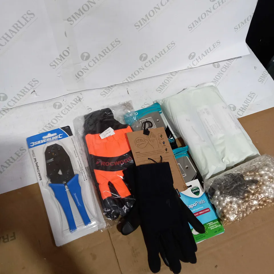 BOX OF ASSORTED HOUSEHOLD ITEMS TOO INCLUDE HEAVY DUTY GLOVES AND TOOLS 