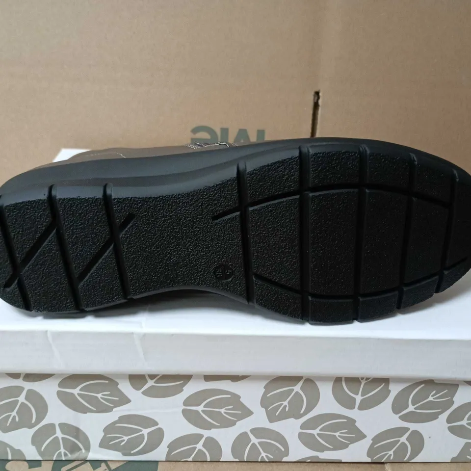 BOXED PAIR OF METALLIC GREY ANKLE BOOT WITH SIDE ZIP –SIZE 5