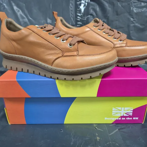 BOXED PAIR OF ADESSO LACE UP SHOES IN TAN SIZE 6