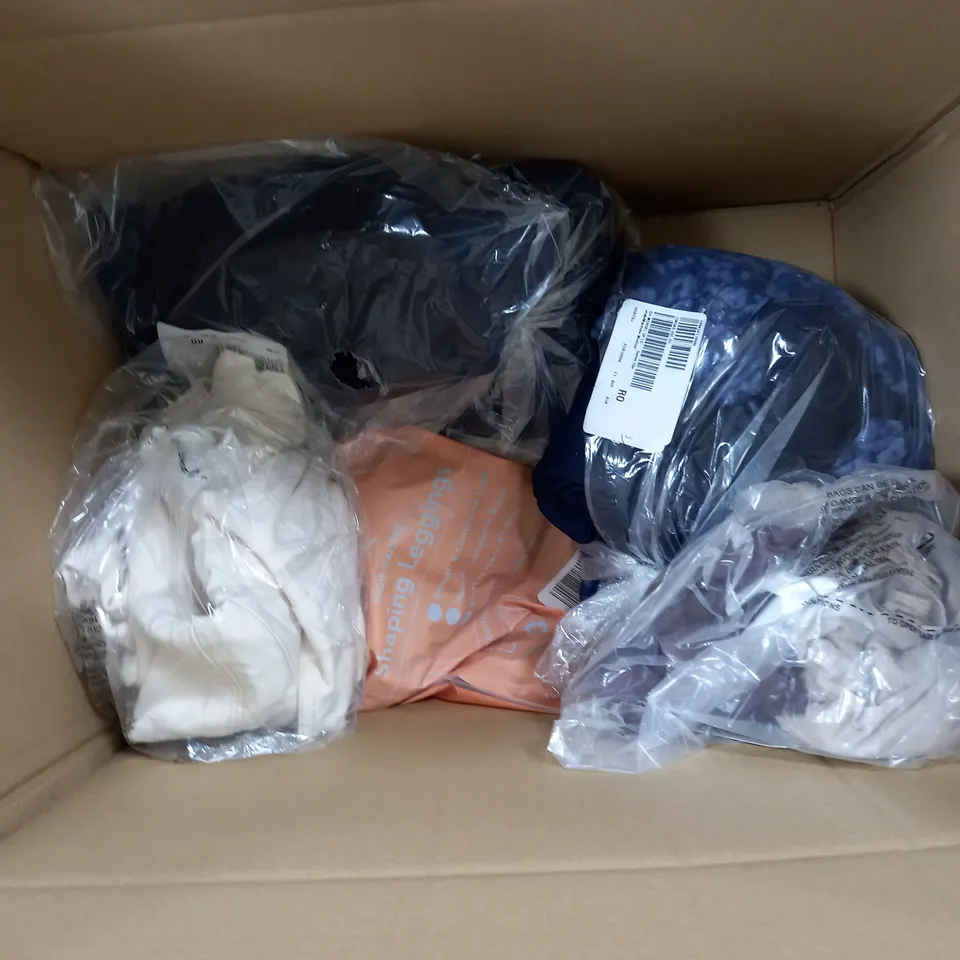 APPROXIMATELY 15 ASSORTED CLOTHING ITEMS TO INCLUDE JOGGERS, TOPS, JACKETS, ETC
