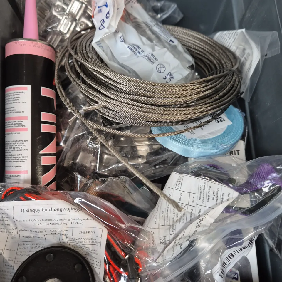 APPROXIMATELY 15 ASSORTED HOUSEHOLD PRODUCTS TO INCLUDE EXAMINATION GLOVES, HIGHLIGHTERS, CLOTHES HOOKS ETC 