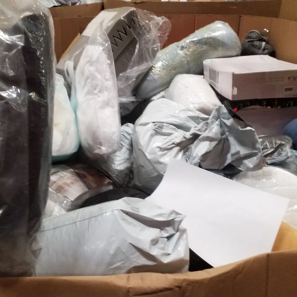PALLET CONTAINING ASSORTED PILLOWS & CUSHIONS