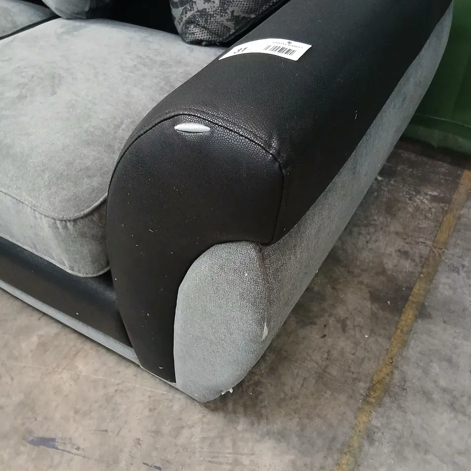 L-SHAPED GREY UPHOLSTERED CORNER SOFA WITH BLACK ARMRESTS