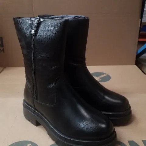 BOX CONTAINING APPROXIMATELY 5 PAIRS OF BRAND NEW SIMPLY BE BLACK BREENER EX WIDE BOOTS - SIZE 4