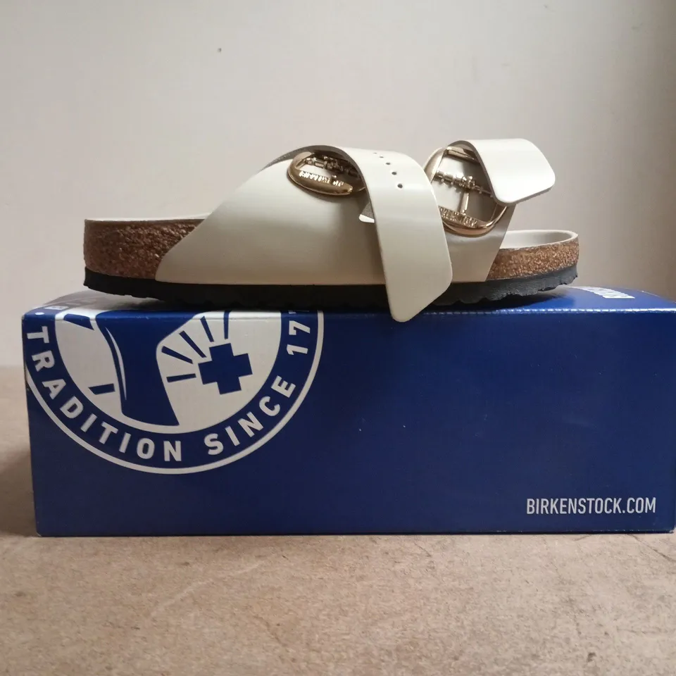 BOXED PAIR OF BIRKENSTOCK ARIZONA BIG BUCKLE OPEN TOE SANDALS IN HIGH-SHINE OYSTER SIZE UK 5
