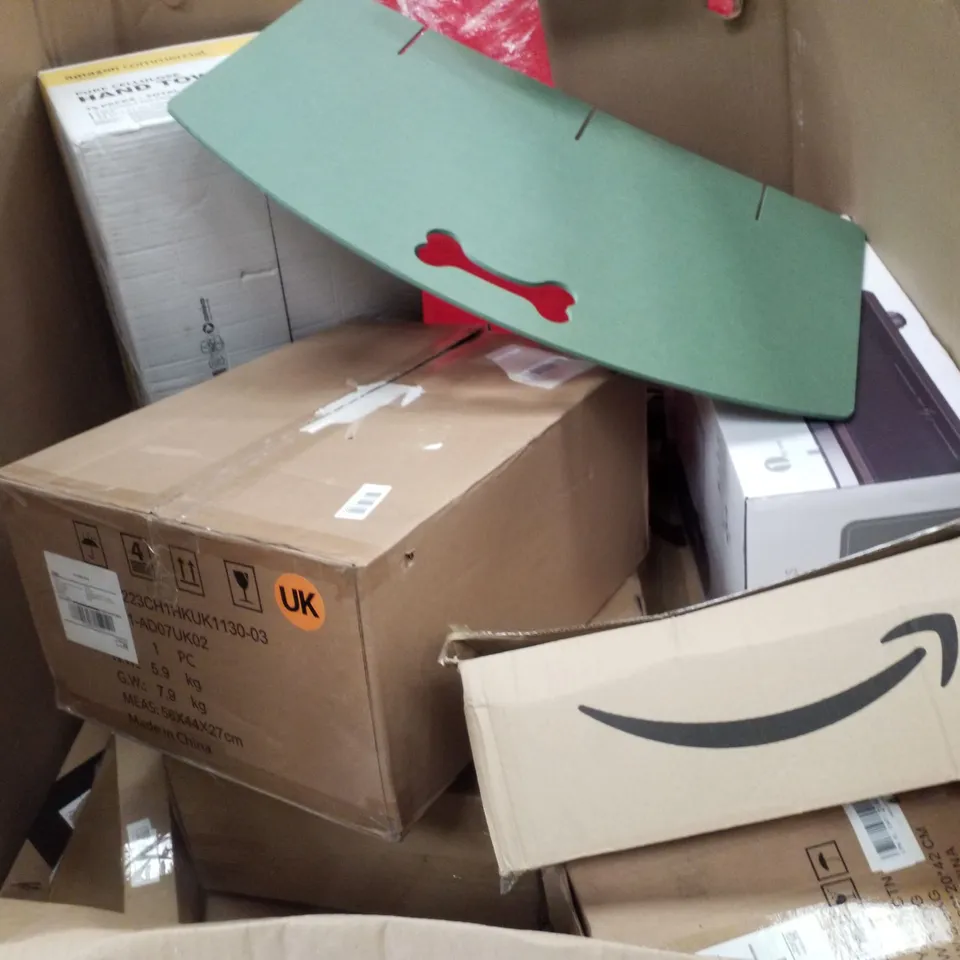 PALLET CONTAINING ASSORTED PRODUCTS INCLUDING TURNTABLE SYSTEM, HEATED CUSHION, WOODEN KITCHEN TOY & DESK MAT