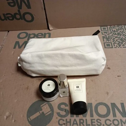 3 X ASSORTED JO MALONE MINI GIFT SET IN WHITE BAG TO INCLUDE BODY CREME ETC