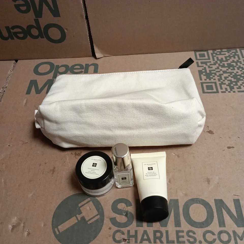 3 X ASSORTED JO MALONE MINI GIFT SET IN WHITE BAG TO INCLUDE BODY CREME ETC