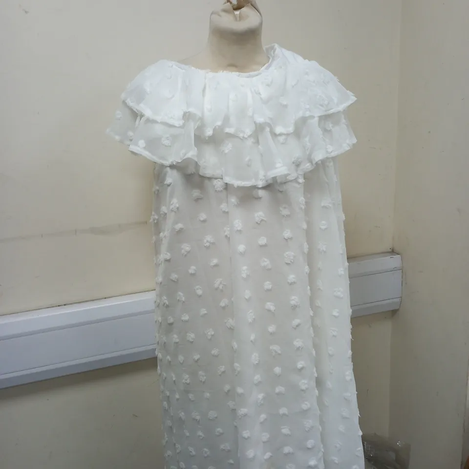 BOX OF ASSORTED CLOTHING ITEMS TO INCLUDE DRESSES, COATS, TOPS, SOCKS ETC