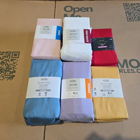 BOX OF APPROXIMATELY 12 ASSORTED BEDROOM ITEMS TO INCLUDE - FITTED SHEET SINGLE , SATEEN FITTED SHEET SINGLE , 2 SATEEN PILLOW CASES ETC