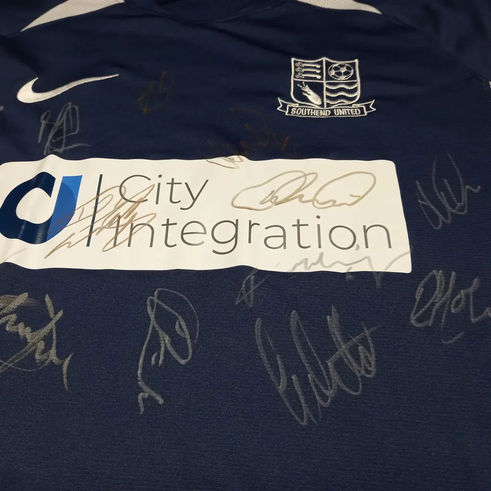 SIGNED SOUTHEND UNITED FOOTBALL JERSEY - XL