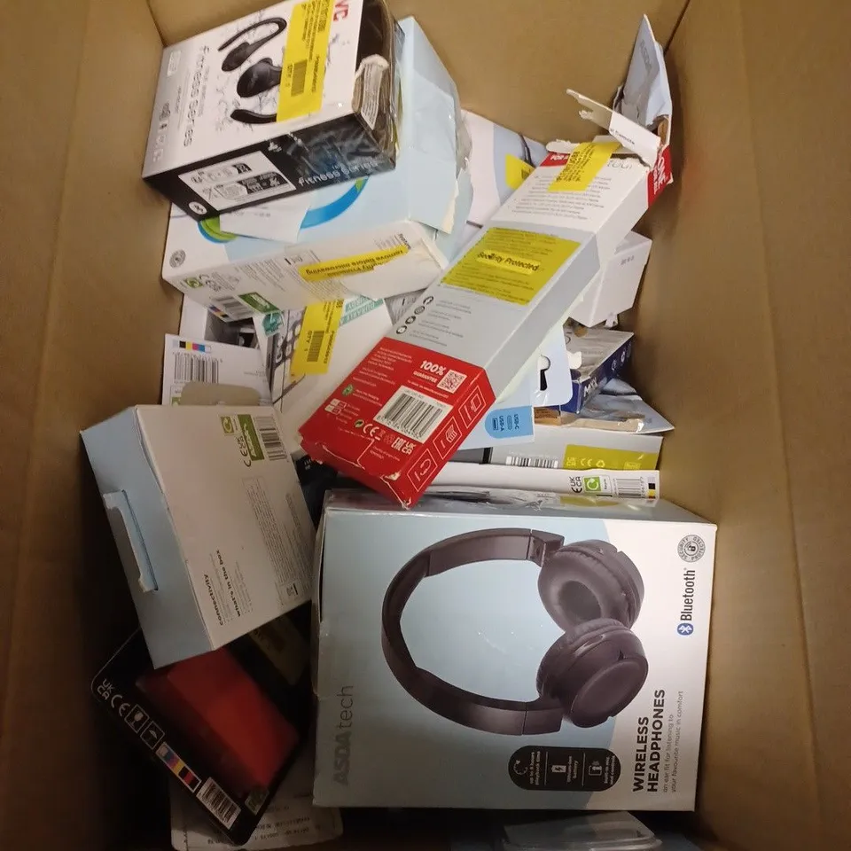 APPROXIMATELY 20 ASSORTED ELECTRICAL ITEMS TO INCLUDE REMOTES , HEADPHONES, CHARGERS, ETC