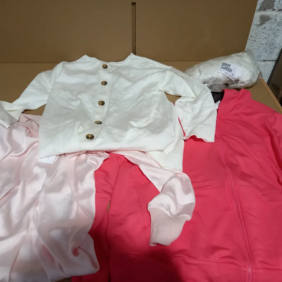 LOT OF ASSORTED CLOTHES TO INCLUDE NINA LEONARD BLUE LARGE LEGGINGS, XS LISA SHORT SLEEVE BURNT ORANGE, AND MAGDALANA SLIPPER GREY ETC.