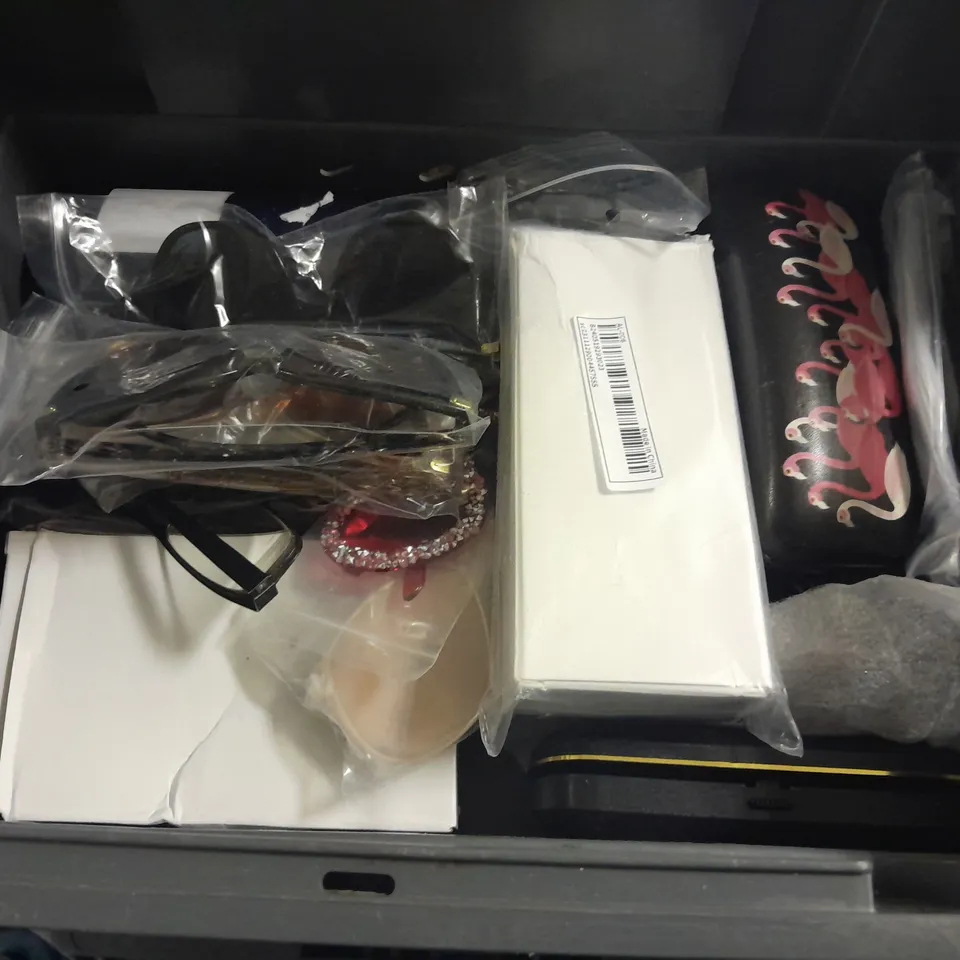 LOT OF APPROXIMATELY 26 ASSORTED PAIRS OF GLASSES AND CASES TO INCLUDE NEW LOOK, ASOS AND ASPIRE