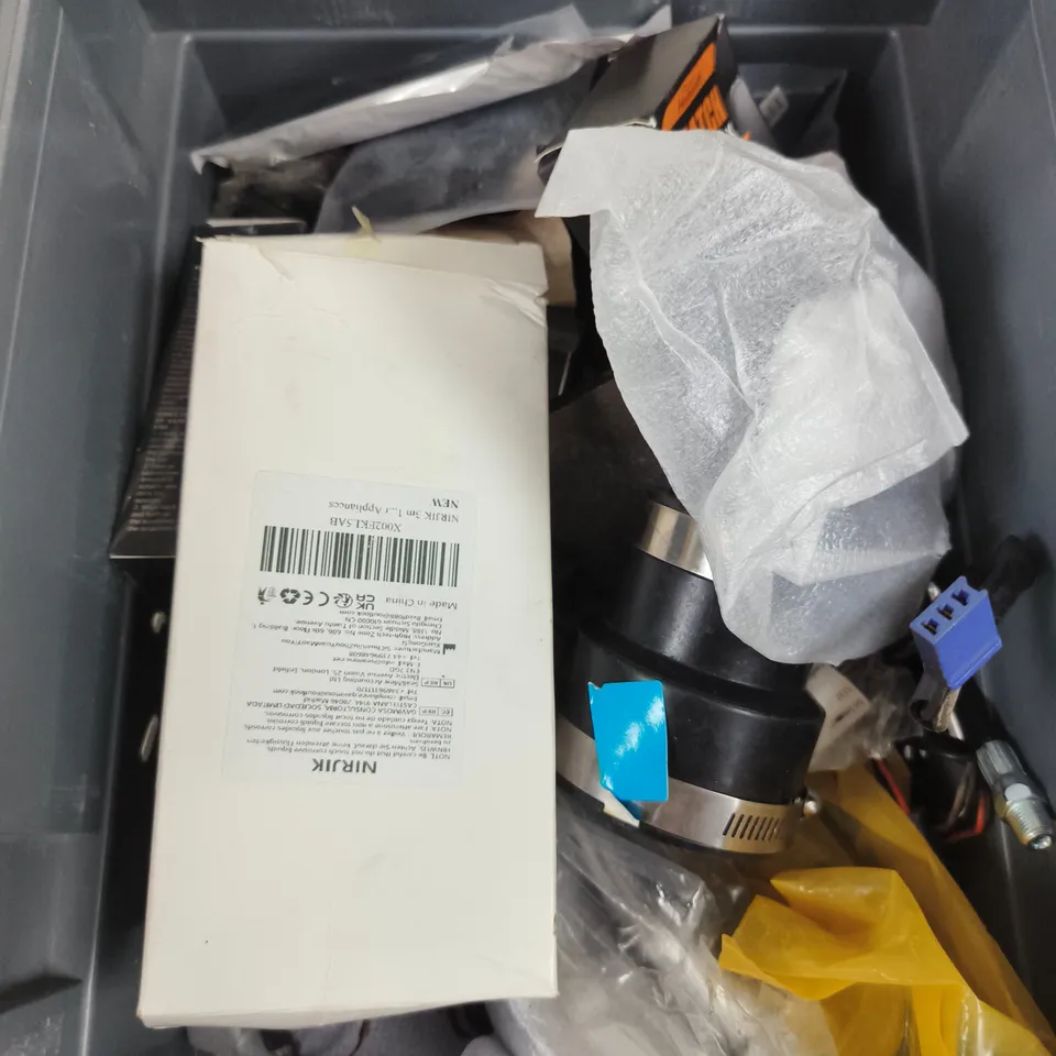 APPROXIMATELY 15 ASSORTED VEHICLE PARTS/ACCESSORIES TO INCLUDE SCRATCH REPAIR, KEY COVER, INNER TUBE ETC