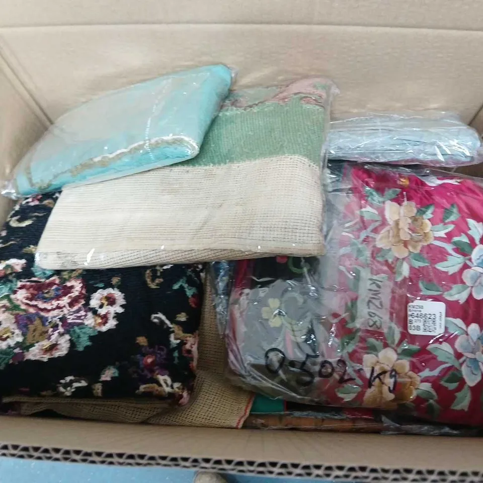 BOX OF APPROXIMATELY 15 ASSORTED HOME FABRIC ITEMS