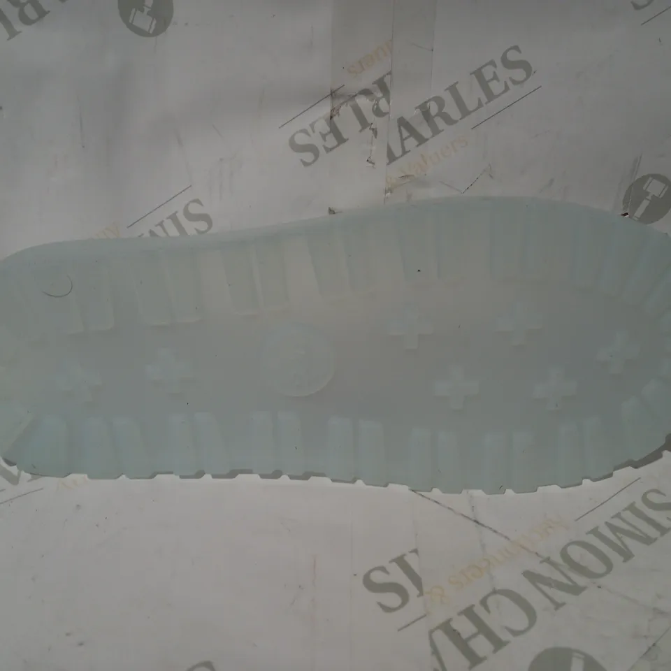 BOXED PAIR OF UGG GUARD PROTECTIVE SHOE COVERS UK SIZE 8-10