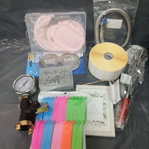 APPROXIMATELY 15 ASSORTED HOUSEHOLD PRODUCTS TO INCLUDE KITCHEN EQUIPMENT, DRAIN GUARDS, KEEP FRESH CLIPS ETC 