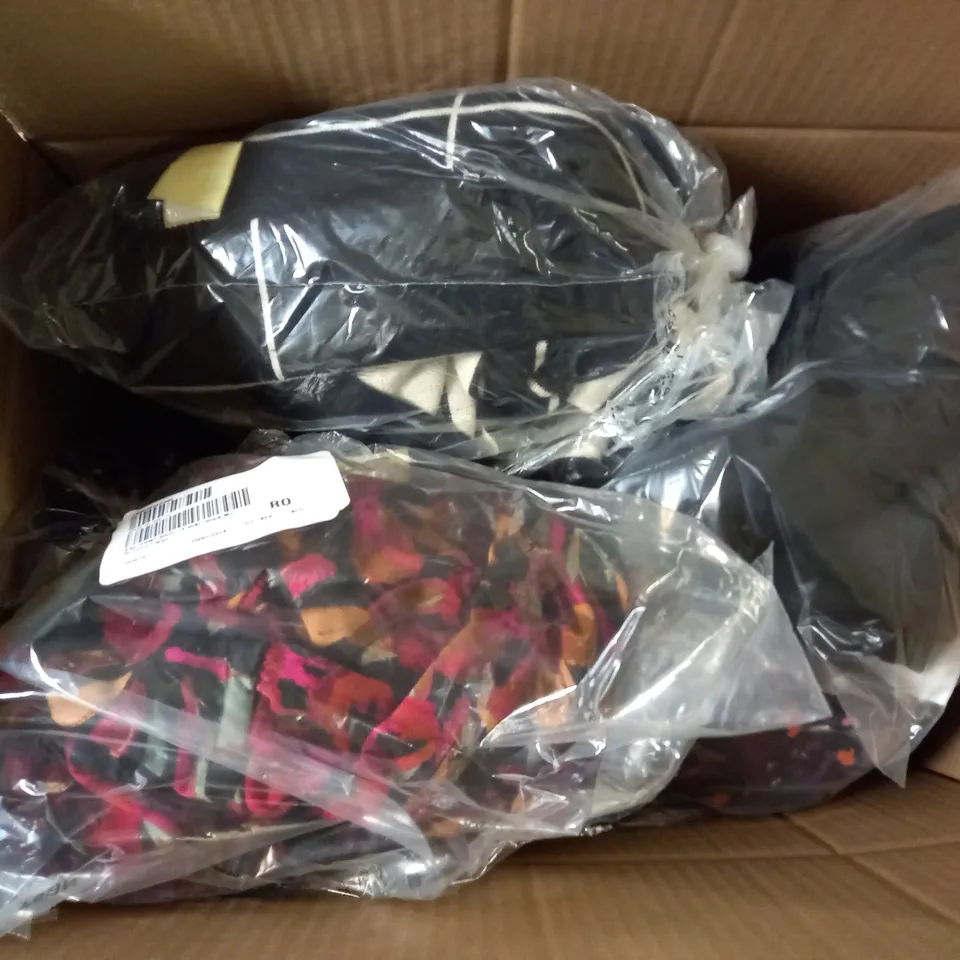 APPROXIMATELY 10 ASSORTED CLOTHING ITEMS TO INCLUDE JUMPSUIT, LEGGINGS, PONCHO, ETC
