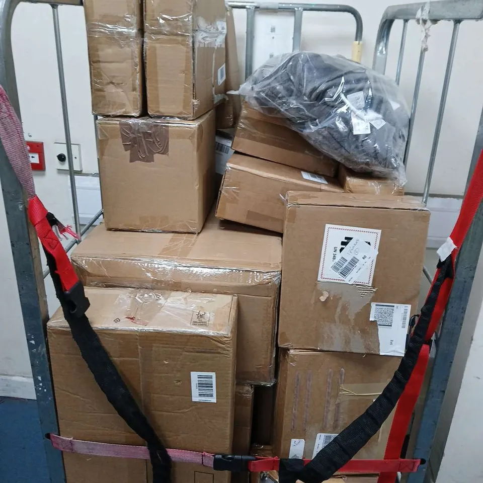 CAGE OF APPROXIMATELY 10 ASSORTED HOUSEHOLD ITEMS TO INCLUDE - SPEAR & JACKSON LEAF GRABBER - SFIXX RECHARGABLE GLASS LIGHTS - COZEE HOME HEATED THROW - ETC. - COLLECTION ONLY  