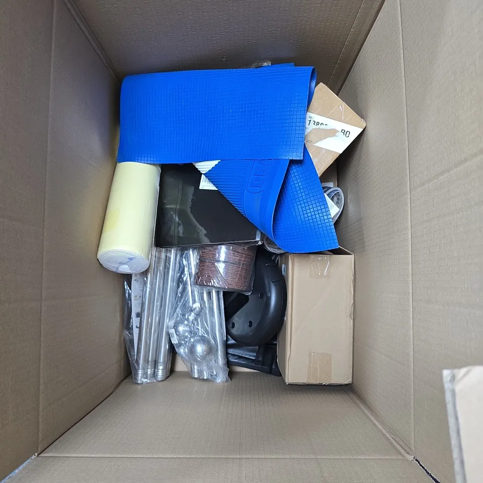 LARGE QUANTITY OF ASSORTED ITEMS TO INCLUDE SET OF 2 CHOPPING BOARDS, NOTEPAD, CATH KIDSTON HANDBAG, CHAIR CUSHION, ETC - COLLECTION ONLY