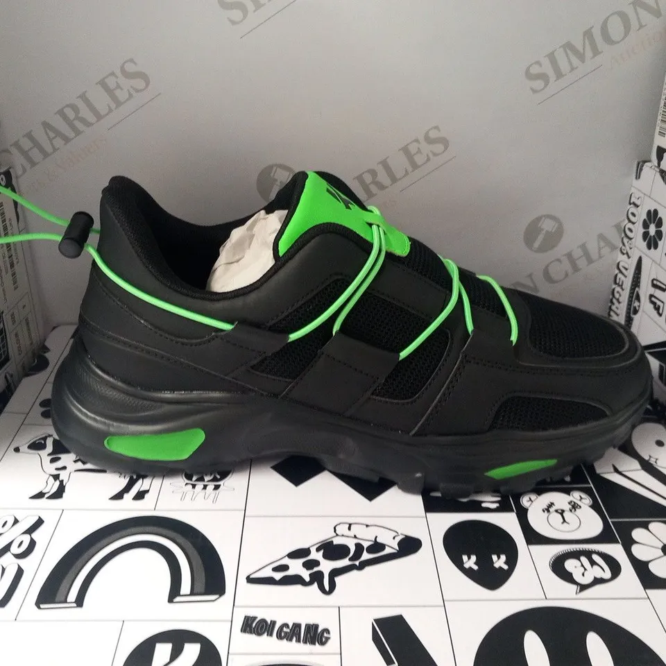 BRAND NEW BOXED PAIR OF KOI ROMAINE GREEN MEN'S VECTOR TRAINERS SIZE 8