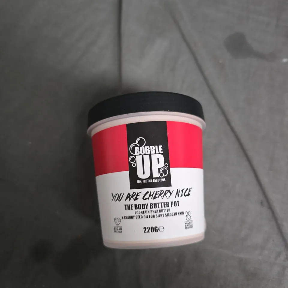 TOTE OF APPROXIMATELY 20 ASSORTED HEALTH/BEAUTY ITEMS TO INCLUDE: BODY BUTTER AND BATH MELT BAR 