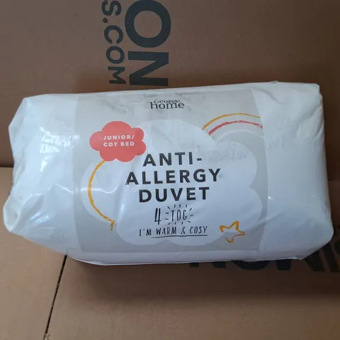 BOX OF APPROXIMATELY 8 ANTI-ALLERGY DUVET JUNIOR/COT BED 4 TOG