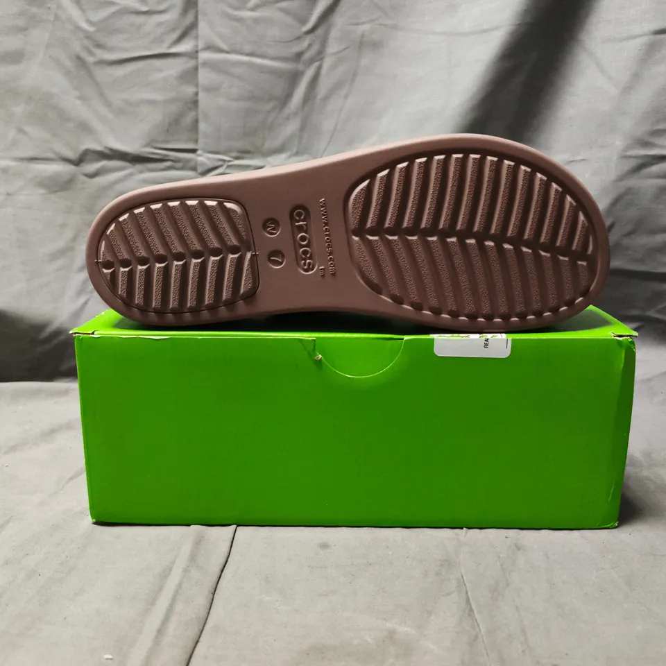 BOXED PAIR OF CROCS BROOKLYN LOW WEDGE OPEN TOE SANDALS IN BLACK/MUSHROOM UK SIZE 5