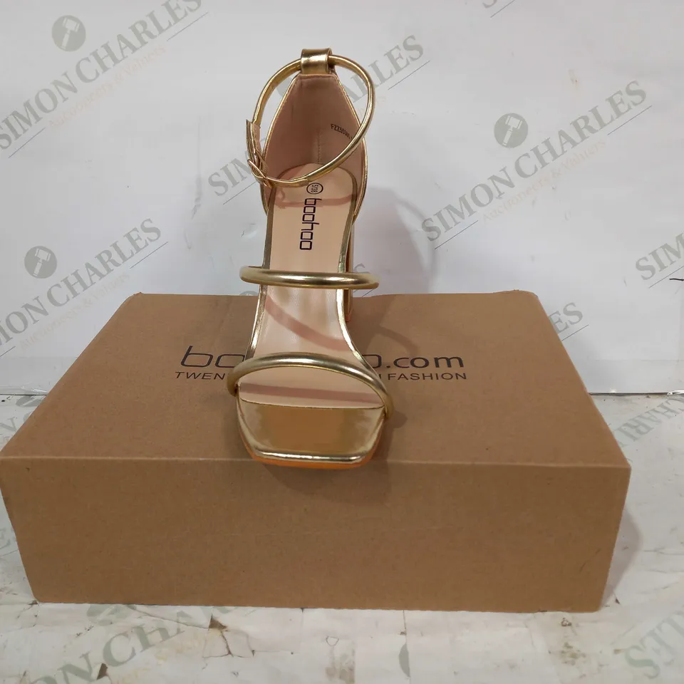 BOXED PAIR OF BOOHOO TRIPLE STRAP BLOCK HEEL SANDALS IN GOLD COLOUR EU SIZE 38