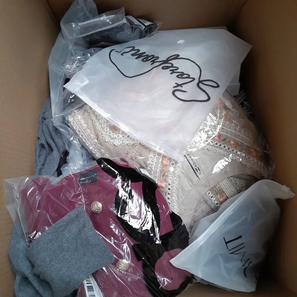 APPROXIMATELY 20 ASSORTED CLOTHING ITEMS IN VARIOUS SIZES AND STYLES TO INCLUDE - DRESSES, SWIMWEAR, HAT, ETC