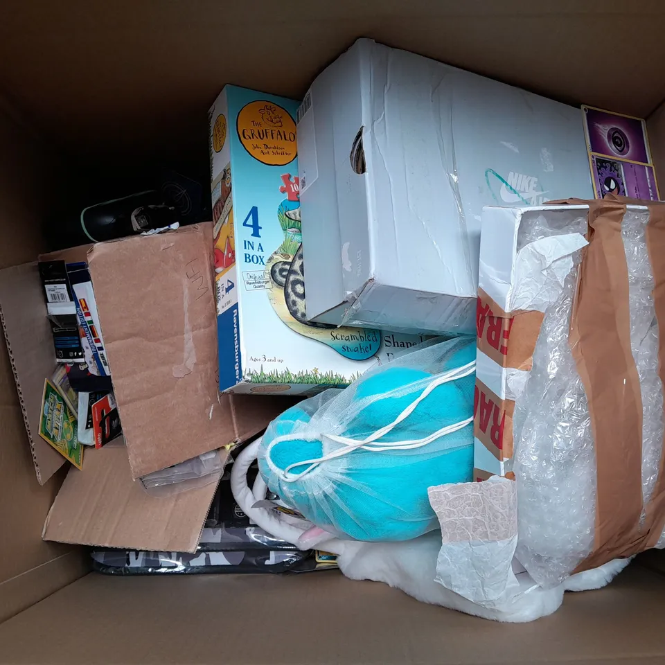 LARGE BOX OF ASSORTED TOYS AND GAMES TO INCLUDE GOLF BALLS, TEDDIES AND ACTIVITY BOOKS