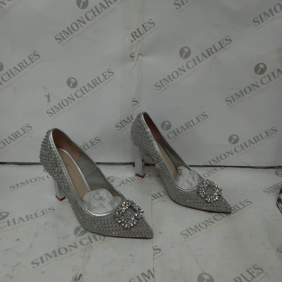 MODA IN PELLE KYLIEE COURT SILVER SIZE 7 - BOXED 