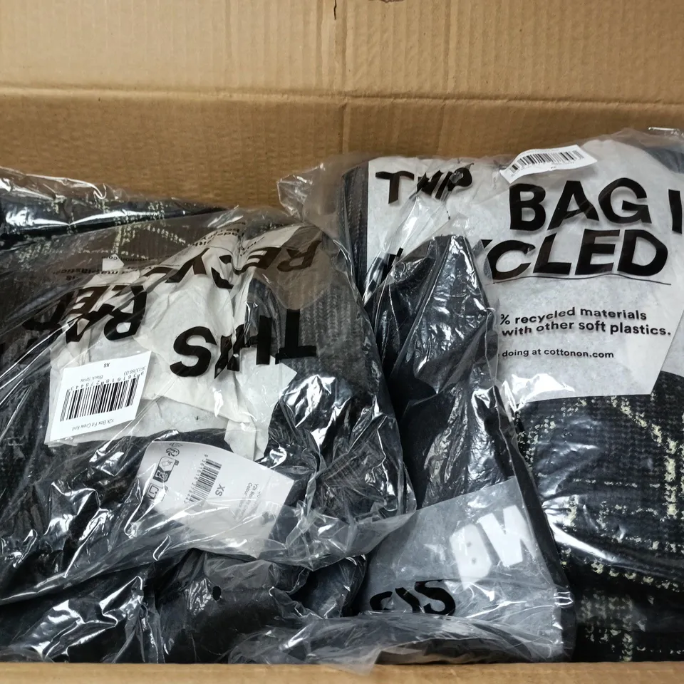 APPROXIMATELY 20 ASSORTED CLOTHING ITEMS IN VARIOUS SIZES, COLOURS & STYLES TO INCLUDE CROPPED GRAPHIC SPORTY TEE, Y2K BOX FIT CREW KNIT, ETC