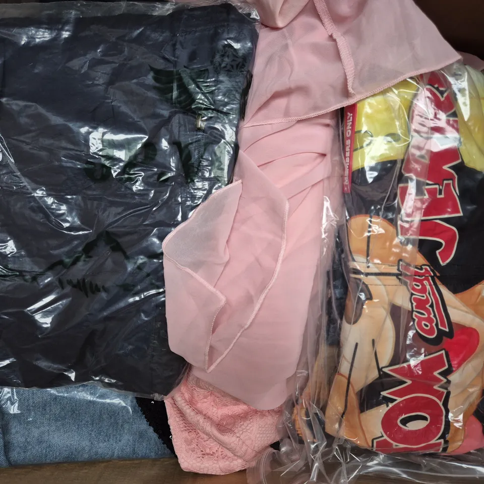 BOX OF APPROXIMATELY 25 ASSORTED CLOTHING AND FASHION PRODUCTS IN VARIOUS STYLES AND SIZES - COLLECTION ONLY