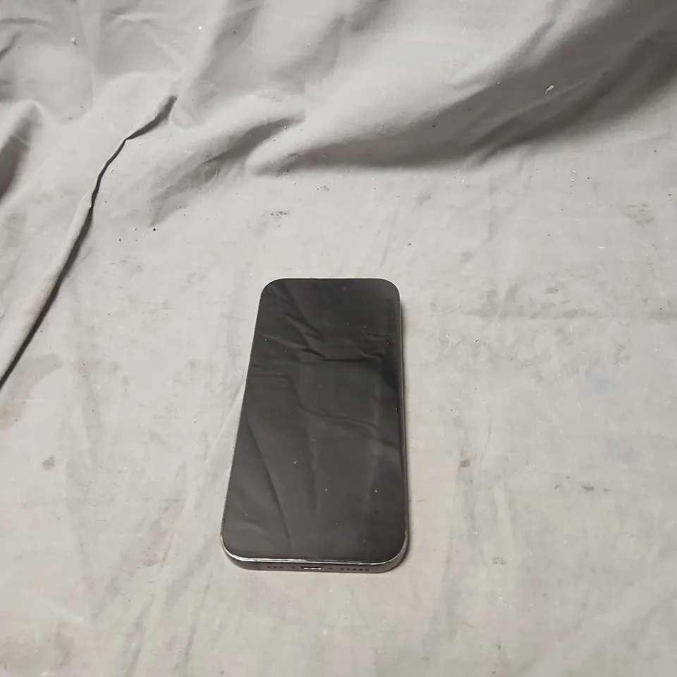 APPLE IPHONE SMARTPHONE IN NAVY – CRACKED REAR CORNER