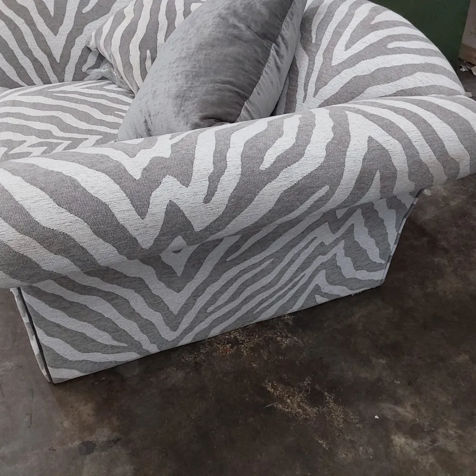 DESIGNER LAZY BOY ZANZIBAR PATTERNED FABRIC CUDDLER CHAIR