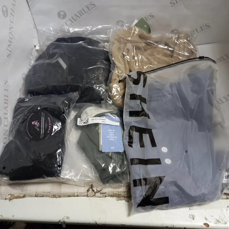 LOT OF APPROX 15 ASSORTED CLOTHES TO INCLUDE JUMPERS, SHIRTS, HOSIERY ETC