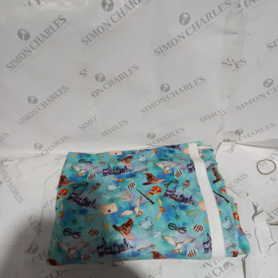 BOX OF ASSORTED HOUSEHOLD ITEMS TO INCLUDE PILLOWS, BLANKETS, HOT WATER BOTTLES ETC 