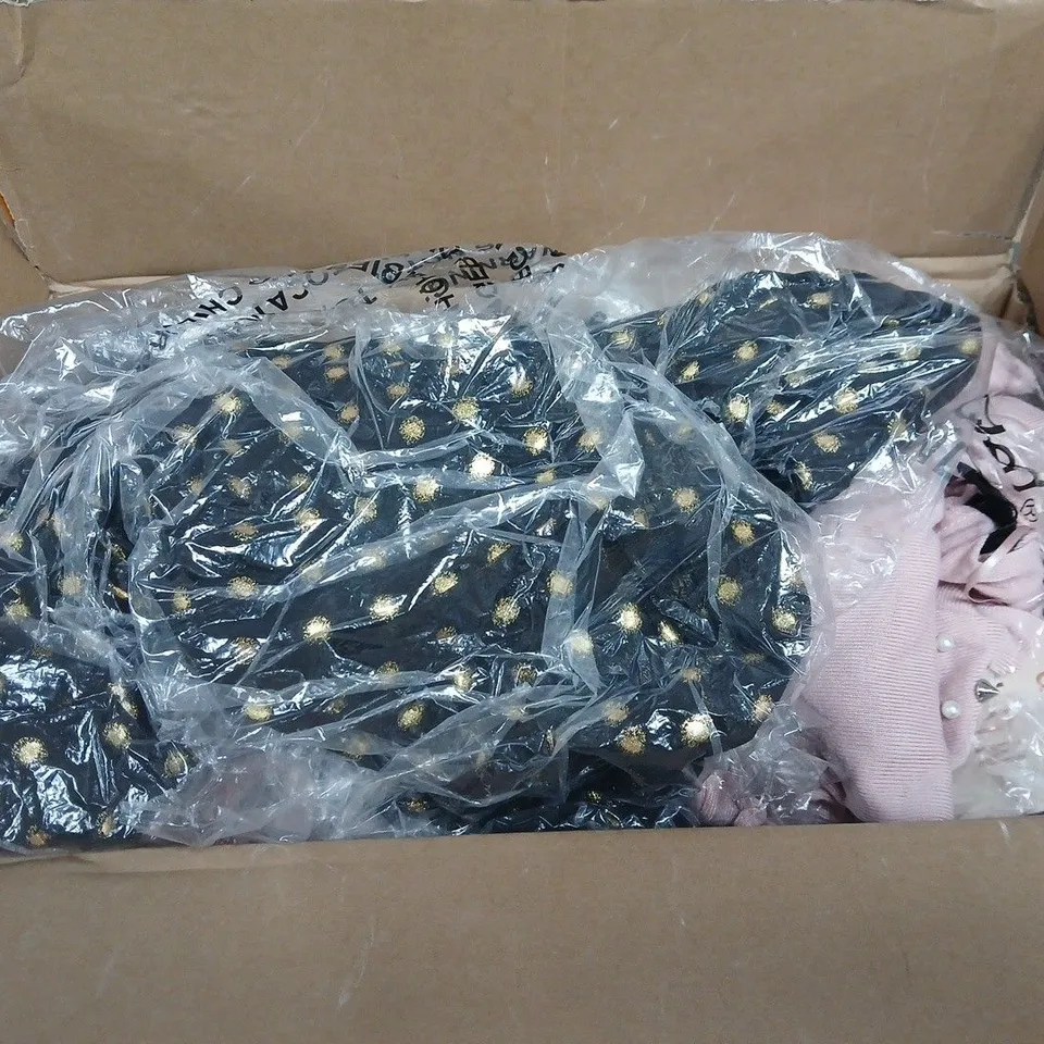 APPROX 10 ASSORTED CLOTHING ITEMS IN VARIOUS COLOURS, STYLES AND SIZES 