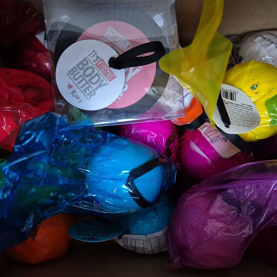 BOX OF APPROXIMATELY 10 ASSORTED HEALTH AND BEAUTY ITEMS TO INCLUDE MEN'S AFTERSHAVE, BATH BOMBS, ETC - COLLECTION ONLY