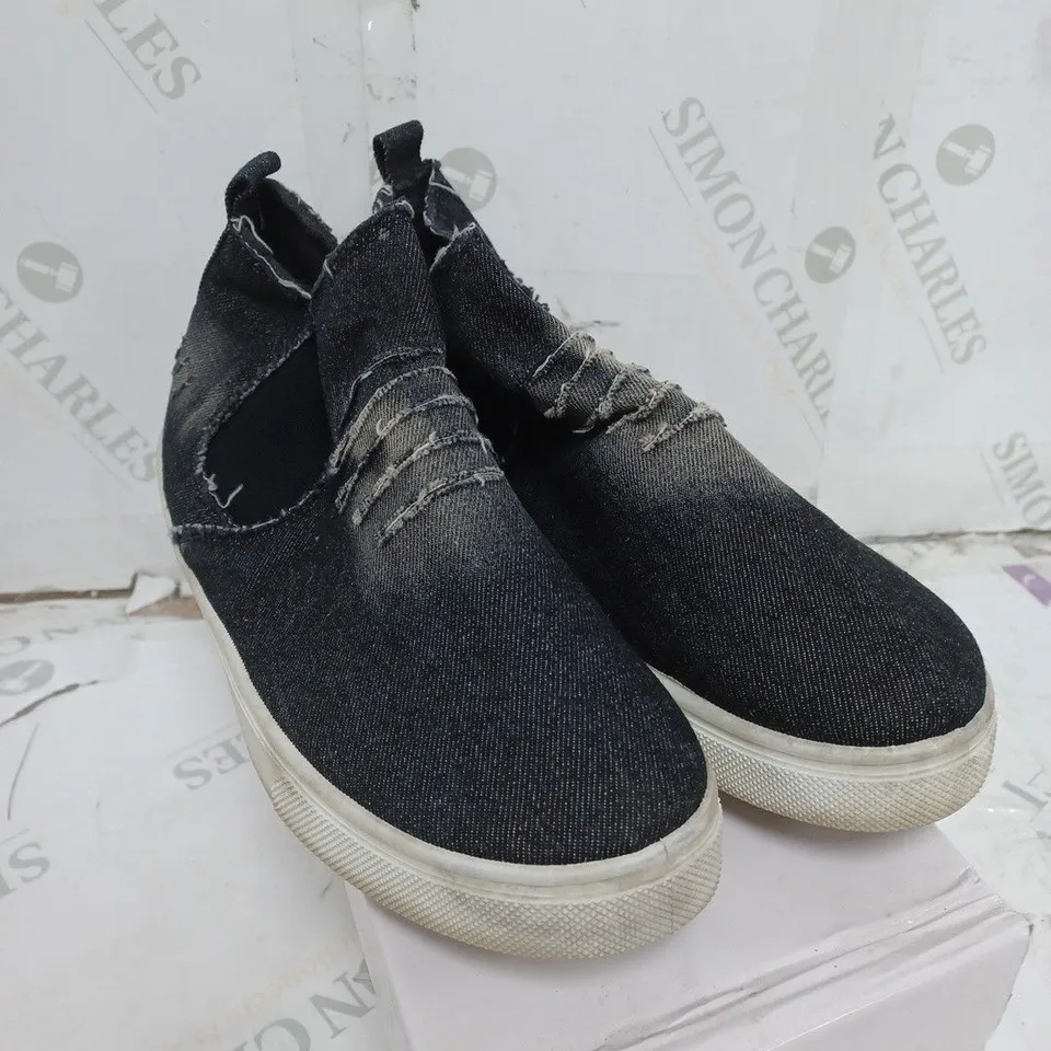 BOX OF APPROXIMATELY 12 PAIRS OF DENIM STYLE MID WEATHERED SHOES 