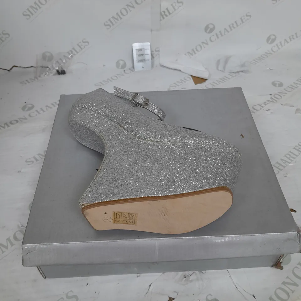 BOXED PAIR OF CASANDRA PLATFORM STRAP SHOE IN SILVER GLITTER SIZE 4