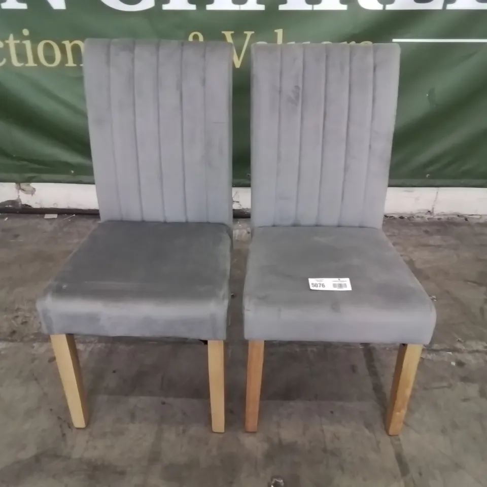 PAIR OF DESIGNER SALISBURY UPHOLSTERED DINING CHAIRS GREY PLUSH FABRIC OAK LEGS